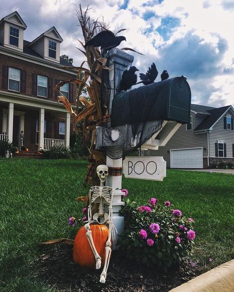 Decorate your mailbox this fall season with spooky decor! Halloween Mailbox Decorations, Fall Mailbox Decor, Halloween Mail, Mailbox Decorations, Halloween Garage, Scary Halloween Decorations Diy, Halloween Outside, Mailbox Decor, Halloween Decorations Diy Outdoor