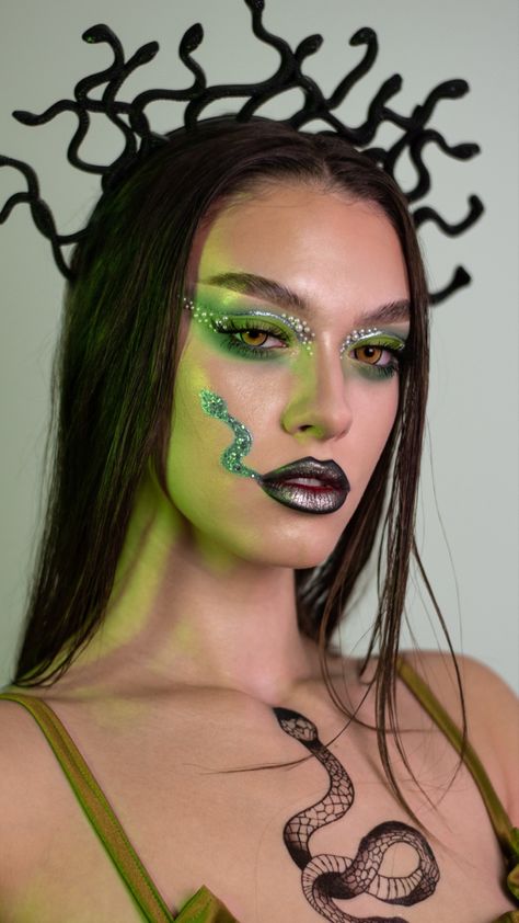 Halloween makeup medusa Medusa Makeup Look, Easy Medusa Makeup, Snake Makeup Look, Halloween Makeuo, Medusa Makeup, Snake Costume, Halloween Makeup Look, Medusa Gorgon, Hairdos For Curly Hair