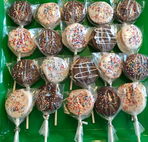 Chocolate Dipped Oreos On A Stick, Oreo Party Favors, Dipped Oreos Birthday, Dipped Oreos How To Make, How To Make Chocolate Covered Oreos, Dipped Oreos On A Stick, Oreo Covered Chocolate, Oreo Wedding Favors, Oreo Dipped In Chocolate