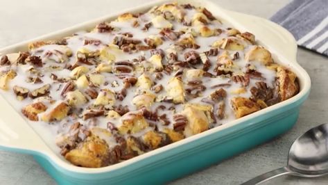 Easy Cinnamon Roll Casserole Video Cinnamon Roll Casserole Easy, Easy Cinnamon Roll Casserole, Cinnamon Roll Bread Pudding, Cinnamon Roll Casserole Recipe, Bunny Cinnamon Rolls, Easy Egg Casserole, Cinnamon Roll Icing, Cinnamon Roll Bread, Cinnamon Roll Casserole