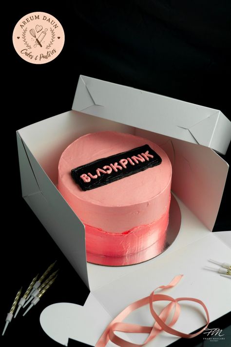 Blackpink Cakes Birthday, Blackpink Cake Ideas, Blackpink Cake Design, Korean Inspired Cake, Blackpink Food, Blackpink Cake, Minimalist Cake, Bts Cake, Butterfly Birthday Cakes