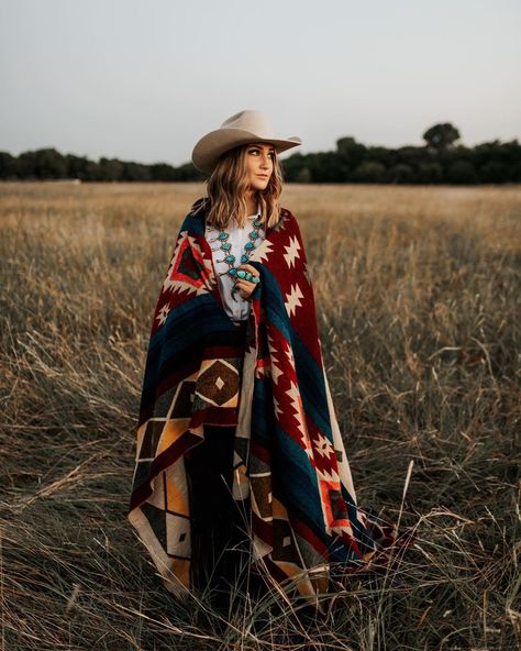 Jaime | TX Photographer on Instagram: “It’s the middle of July but that doesn’t mean you can’t wrap yourself in some turquoise, cute clothes and a southwestern blanket 🔥⁣ ⁣…” Southwestern Photoshoot, Winter Western Photoshoot, Western Blankets, Southwestern Blankets, Horse Senior Pictures, Western Photoshoot, Mother Daughter Photos, Western Photo, Grad Photoshoot