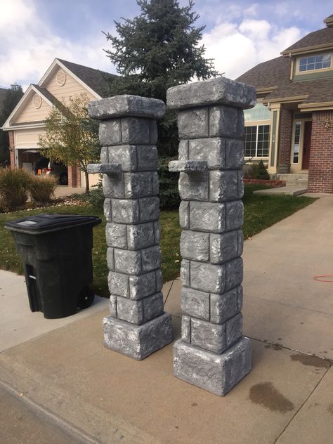 Halloween columns Cemetary Columns Diy, Halloween Driveway Arch, Diy Pillars, Halloween Pillars, Halloween Columns, Halloween Fence, Fond Studio Photo, Outdoor Columns, Scary Halloween Decorations Outdoor