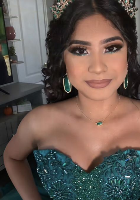 Emerald Green Quince Make Up, Emerald Green Xv Makeup, Hunter Green Prom Makeup, Emerald Quinceanera Makeup, Makeup That Goes With Emerald Green Dress, Green Makeup For Quinceanera, 15 Makeup Looks Emerald Green, Emerald Green And Gold Quince Makeup, Green Makeup For Quince