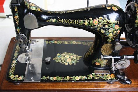 Singer Sewing Machine Decals - Painted Roses & Daisies Sewing Machines Best, Old Sewing Machine, Featherweight Sewing Machine, Sewing Machine Repair, Treadle Sewing Machines, Vintage Sewing Notions, Vintage Singer, Machines Fabric, Sewing Courses