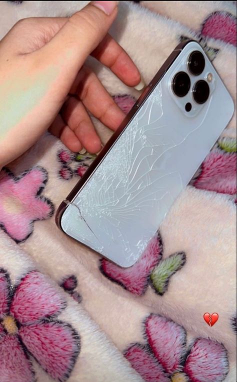 90s Ootd, Broken Iphone Screen, Cracked Iphone, Broken Iphone, Hospital Room Snapchat Stories, Deni Denials, Cracked Wallpaper, Broken Phone, Iphone Screen Repair