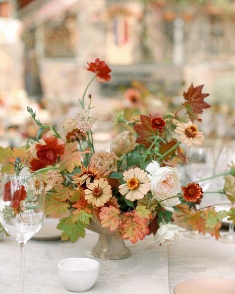 STUDIO MONDINE (@studiomondine) • Instagram photos and videos Farm Floral Arrangements, Copper Floral Arrangements, Western Fall Wedding Flowers, Muted Fall Flower Arrangements, Thanksgiving Table Floral Arrangements, Autumn Jewel Tone Wedding, Fall Cake Flowers, Fall Wedding Design, Fall Wedding Table Arrangements