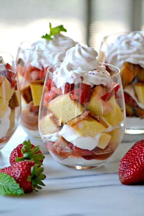 This Strawberries Lenox Shortcake is a simple and easy dessert made with a store bought pound cake, fresh whipped cream and fresh strawberries soaked in a flavorful syrup. Cake For Strawberry Shortcake, Fresh Whipped Cream, Store Bought Cake, Berries Recipes, Monkey Bread, Strawberry Desserts, Köstliche Desserts, Fresh Strawberries, Savoury Cake