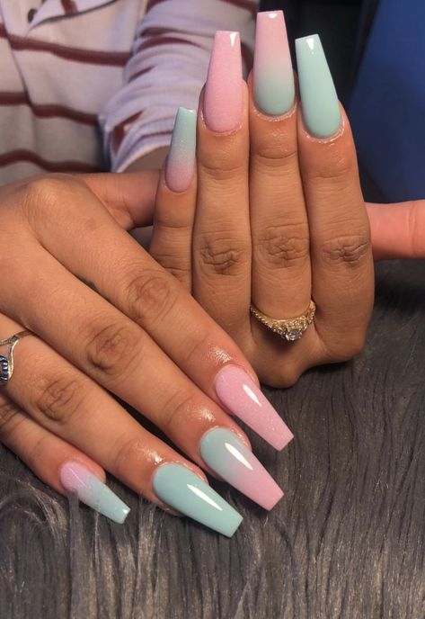 Mint & pink ombré nails🤩 Lilac And White Ombre Nails, Mint Pink Nails, Pink Mint Nails, Mint Ombre Acrylic Nails, Ombré Nails Color, Mint Color Nails Design, Pastel Ombré Nails, Mint Nails Acrylic, Green And White Ombre Nails