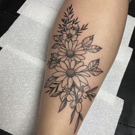 ♡ 𝕍𝕚𝕔𝕥𝕠𝕣𝕚𝕒 𝕂𝕣𝕒𝕧𝕖𝕔 ♡ on Instagram: “Got to do these wrapping flowers around the shin ✨ Thank you for looking! . . . #floraltattoo #flowertattoo #wildflowertattoo #legtattoo…” Flower Shin Tattoo, Full Leg Tattoos Women, Wrapping Flowers, Daisy Tattoo Designs, Shin Tattoo, Full Leg Tattoos, Wildflower Tattoo, Beautiful Flower Tattoos, Daisy Tattoo