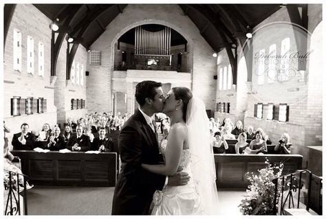 Love this aspect of first kiss... Much better with all your guests in the background than the officiant and a wall. Wedding Candids, Church Wedding Photography, Wedding Photography Bridal Party, Photography Poses Family, Wedding Kiss, Wedding Photography Styles, Wedding Engagement Photos, Fun Wedding Photography, Photo Couple