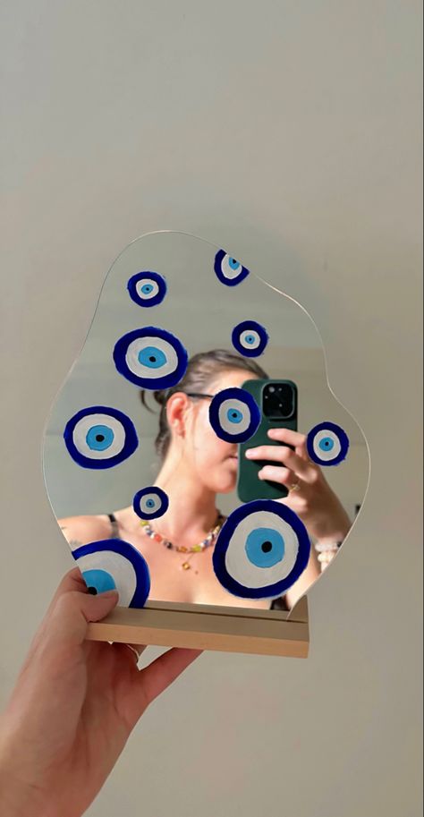 Evil eye painted mirror diy with girl Eye Mirror Decor, Mirror Decorating Ideas Painting, Mirror Diy Paint, Paint Evil Eye, Evil Eye Painting Ideas, Evil Eye Diy, Mirror Painting Ideas Aesthetic, Painting Mirrors, Evil Eye Painting