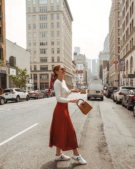 Rok Midi, Rok Outfit, Mode Turban, Neue Outfits, Elegante Casual, Red Skirt, Street Style Trends, Red Skirts, Mode Inspo