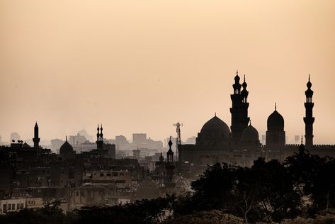 Silhouette of Cairo | por Gwenaël Piaser Islamic Wallpaper Desktop, Cairo Tower, Cairo Museum, Cairo City, Egypt Aesthetic, Aesthetic Galaxy, Sunset Background, Design Master, Cairo Egypt