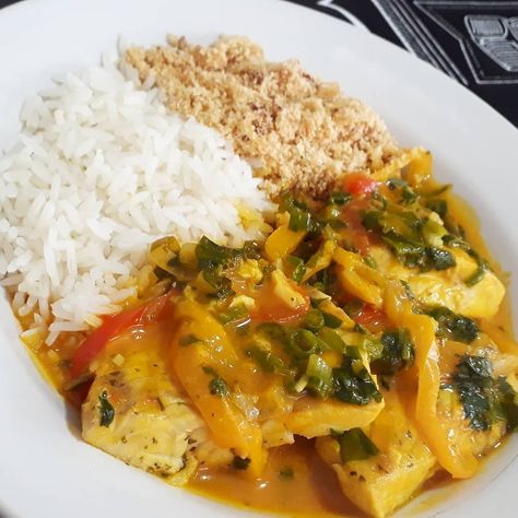 Moqueca de tilápia à moda nordestina! Ficou MUITOOO bom!!! . Essa foi a primeira vez que fiz moqueca em casa! E vocês, já fizeram aí?? .… Red Curry, Thai Red Curry, Ethnic Recipes