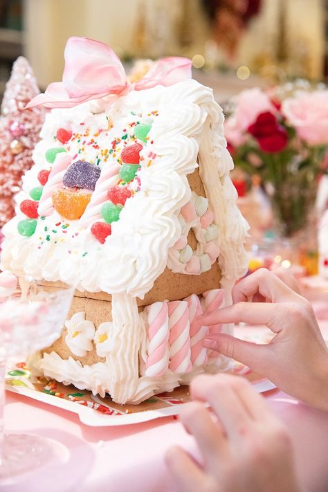 Gingerbread House Icing, Gingerbread Girl Cookie, Pink Cake Stand, Best Gingerbread Cookies, Cracker House, Gingerbread Cookie Dough, Ginger Bread House Diy, Cool Gingerbread Houses, Mini Gingerbread House