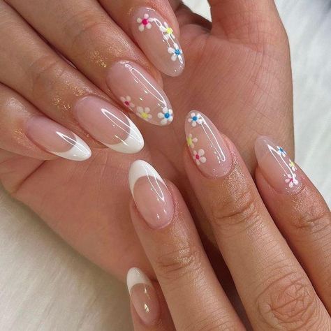 7 Graduation Nail Ideas to Celebrate Your Achievements Nails Inspiration Back To School, Nail Ideas For Senior Pictures, Cute Gel Nails Natural Nail, Graduation Party Nails, Senior Pics Nails, Middle School Graduation Nails, 2024 August Nails, Tropical Simple Nails, Nails For Graduation Pictures Almond