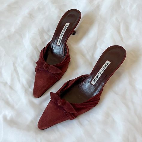 Manolo Blahnik Kitten Heels, Vintage Heels, Fancy Shoes, Shoe Inspo, Aesthetic Shoes, Pretty Shoes, Dream Shoes, Vintage Shoes, Suede Heels