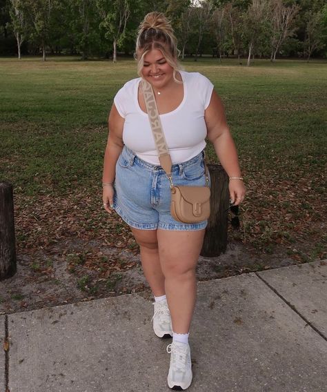 Apron Belly Summer Outfits, Jorts Outfit Plussize, Plus Size Tank Top Outfit, Outfit Jorts Plus Size, Plus Size Europe Travel Outfits Summer, Fat Girls Outfit Ideas Summer, Summer Plus Size Fashion, Outfit Ideas Plus Size Summer, Midsize Granola Outfits Summer