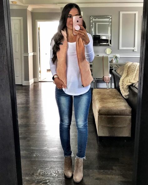 Mountain Weekend Outfit, Scarf Outfit Fall, Denim Outfit Fall, Weekend Outfit Ideas, Patagonia Fleece Vest, Casual Weekend Outfit, Weekend Outfits, Booties Outfit, Denim Outfits