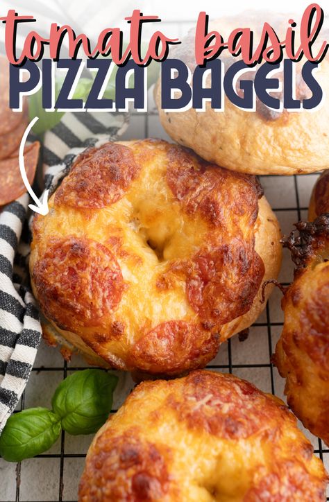 Pizza Bagels Recipe, Pizza Bagel Recipe, Easy Bagels Recipe Homemade, Homemade Pizza Bagels, Bagels Toppings, Homemade Bagels Healthy, Homemade Bagel Recipe, Bagel Recipe Ideas, Pizza Bagel