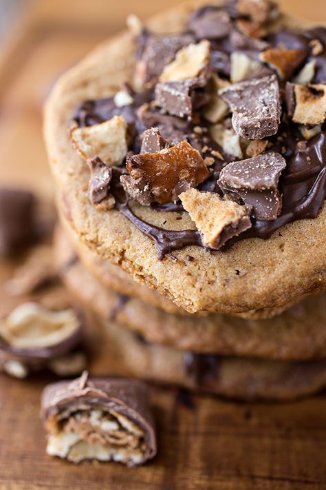 Chubby Hubby Cookies Recipe ~ loaded with Chocolate Covered & Peanut Butter-Filled Pretzel Pieces, topped with a Chocolate-Peanut Butter Drizzle (and More Pretzels Pieces) Malt Cookies, Classic Snacks, Chocolate Covered Peanuts, Malted Milk, Love Cookies, Chocolate Heaven, Peanut Butter Chips, C Is For Cookie, Brownie Bar