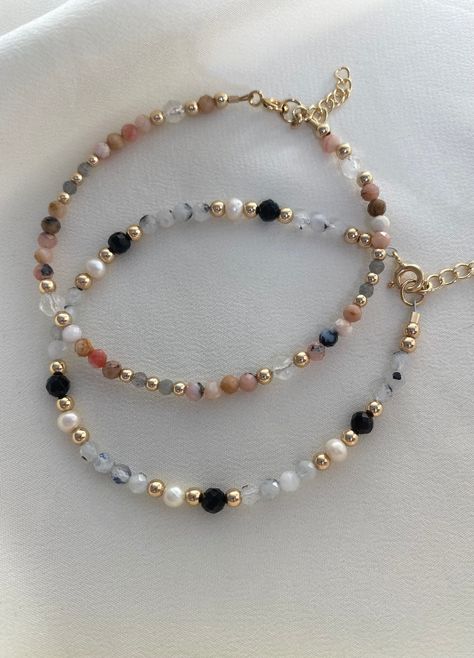 Classy Beaded Jewelry, Gemstone Beaded Jewelry, Hippie Bracelets Diy, Simple Beaded Jewelry, Little Words Project Bracelets, Simple Bead Bracelet, Jewellery Making Ideas, Cristal Bracelet, Pola Manik