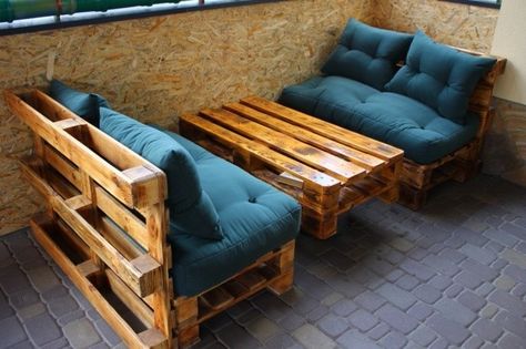 Homemade Coffee Tables, Recycled Pallet Furniture, Balcon Mic, Wooden Sofa Set Designs, Pallet Patio Furniture, Pallet Designs, Wooden Pallet Furniture, Wooden Sofa Set, Pallet Decor