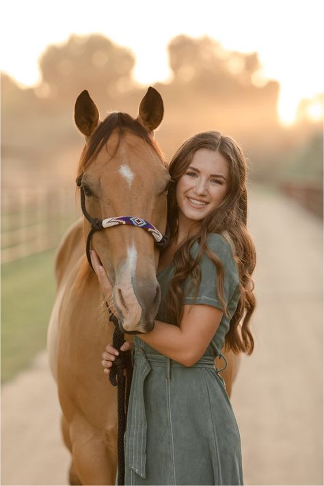 Portrait With Horse Photo Shoot, Cute Poses To Do With Your Horse, Posing With A Horse, Senior Portrait With Horse, Posing With Horses Photo Ideas, Poses With Horses Photography, Pictures With My Horse, Rodeo Arena Senior Pictures, People And Horses Photography