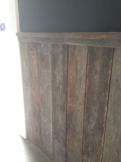 Pallet wainscotting Cottage Cupboards, Wainscoting Entryway, Tin Wainscoting, Wainscoting Dining Room, Chair Railing, Craftsman Wainscoting, Wainscoting Staircase, Wainscoting Living Room, Outdoor Sunroom