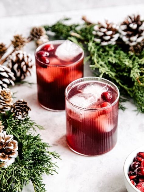 Holiday Gin & Tonic - Emily Laurae Gin Tonic Recipe, Pure Cranberry Juice, Christmas Gin, Cranberry Drinks, Chocolate Ganache Tart, Tonic Recipe, Cranberry Cocktail, Flavored Vodka, Christmas Food Desserts