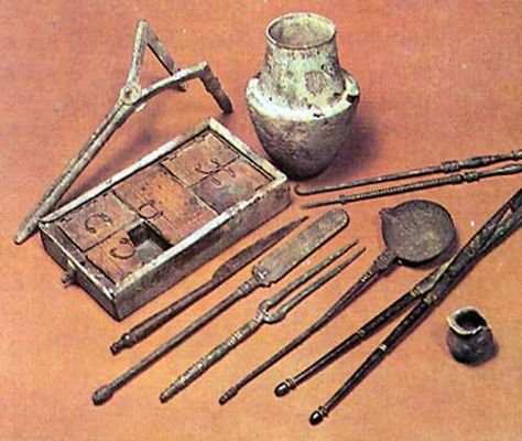 Greek tools Ancient Egyptian Makeup, Ancient Egyptian Medicine, Egyptian Makeup, Starověký Egypt, Vintage Medical, Egyptian History, Ancient India, Medical History, Tree Bark