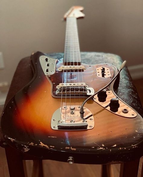 Fender Jaguar Aesthetic, Fender Stratocaster Aesthetic, Vintage Les Paul, Guitar Fingers, Learn Guitar Chords, Fender Electric Guitar, Guitar Kits, Guitar Pics, Gibson Guitar