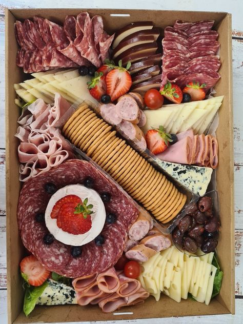 Meat And Cheese Tray For Sandwiches, Cold Meat And Cheese Platter Ideas, Meat Cheese Platters Charcuterie Board, Cured Meats Platter, Meat Cheese Platters, Cold Meat, Cold Cuts, Meat Platter, Buffet Display