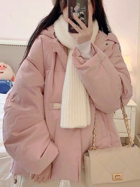 Winter Outfits Pink Coat, Pink Winter Jacket Outfit, Cute Winter Outfits Aesthetic Korean, Pink Puffer Coat Outfit, Cute Pink Winter Outfits, Pink Jacket Outfit Winter, Pink Winter Outfits, Winter Outfits Pink, Outfits For The Cold