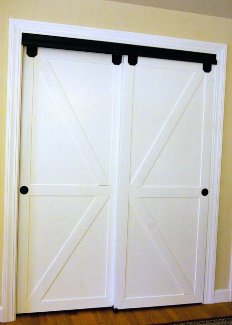 Diy Faux Barn Doors On A Sliding Bypass Closet Door 02 Featured On @Remodelaholic Edit Closet Door Alternative, Door Alternatives, Diy Closet Doors, Bedroom Closet Doors, Closet Door Makeover, Closet Diy, Barn Door Closet, Sliding Closet Doors, Diy Barn Door