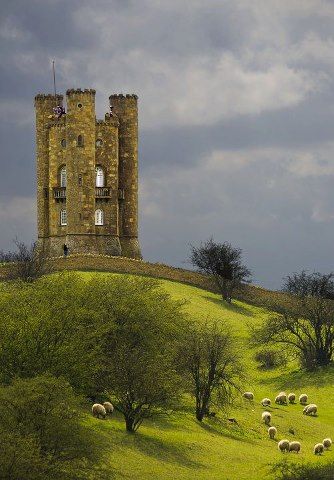 Uk Castles, James Herriot, Chateau Medieval, Scottish Castles, Wolverhampton, A Castle, English Countryside, Breathtaking Landscapes, England Travel