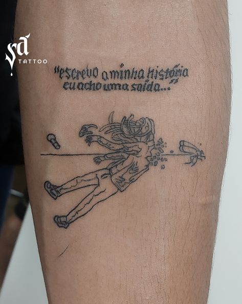 ✨ "Escrevo minha história, eu acho uma saída" ✨ Esta tatuagem é um lembrete poderoso da jornada e da música incrível do Matuê e a liberdade que encontramos na arte. 🎶 Se você também acredita no poder das histórias, que tal eternizar a sua com uma tatuagem única? 💫 #Tatuagem #Matuê #EscrevoMinhaHistória #ArteNaPele #TatuagemCriativa #MusicaeTatuagem #Inspiração #HistóriasQueContamos #TatuagensBrasil #TatuadorBrasileiro E Tattoo, Piercings, Tattoos, Memes, On Instagram, Instagram