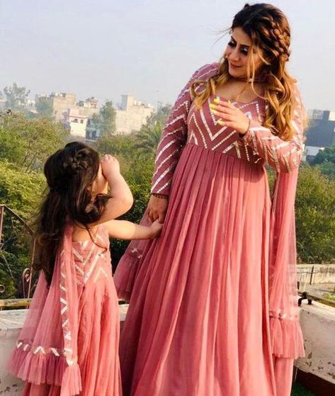 Mother Gown, Mom Daughter Matching Dresses, Gown Embroidery, Embroidery Mirror Work, Mothers Gowns, Embroidery Mirror, Georgette Gown, Mother Daughter Fashion, Mother Daughter Dresses Matching