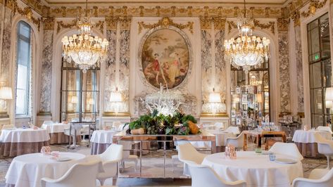 French Homes Interiors, French Table Setting, Formal Dinner Table, Parisian Hotel, Paris Luxury, Restaurant Paris, French Table, French Restaurants, White Table Cloth