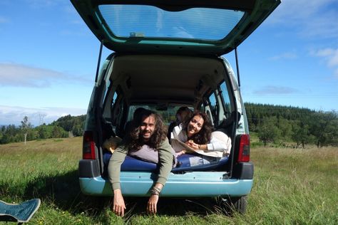 Comment et pourquoi voyager et dormir dans sa voiture ? Camping Car, Road Trip, Camping, Road, France