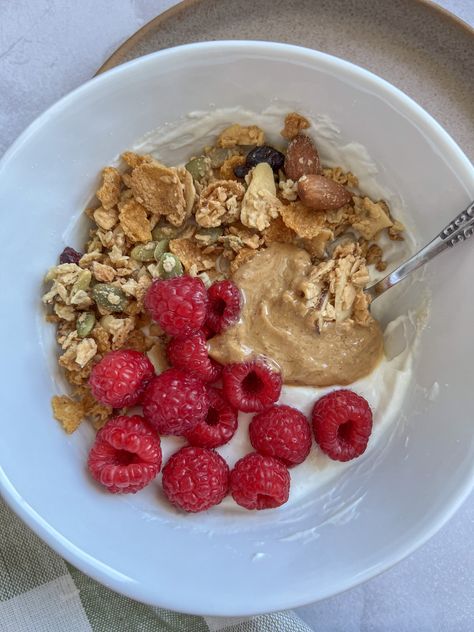 High Protein Yogurt Bowl Protein Yogurt Bowl Recipes, Overnight Oats With Protein Powder Greek Yogurt, Yogurt Protein Bowl, High Protein Yogurt Bowl, Low Calorie High Protein Yogurt Bowl, Makers Diet, High Protein Yogurt, High Fiber Fruits, Almond Fruit