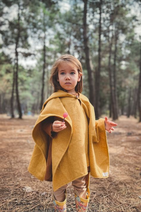 Our cool oversized hoodie kid winter poncho is the perfect addition to your cold weather collections. Made of high quality, soft, cozy, lightweight and anti-allergenic cashmere (handwoven) fabric which is designed very carefully for kids' sensitive skins and contains no harmful chemicals. This cool handmade poncho is so easy to wear and keeps kids warm and comfortable during cold winter days. Size: 2-5 age Whimsical Clothes, Kids Outdoor Clothes, Cape Tutorial, Handmade Poncho, Diy Laine, Cape Pattern Sewing, Car Seat Poncho, Winter Poncho, Baby Carrying