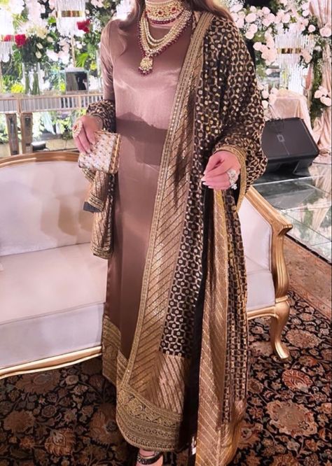 Dress With Heavy Dupatta, Plain Suit With Heavy Dupatta, Suit With Heavy Dupatta, Plain Suit, Heavy Dupatta, Velvet Dress Designs, Pakistani Fancy Dresses, Pakistani Fashion Party Wear, Trendy Dress Outfits