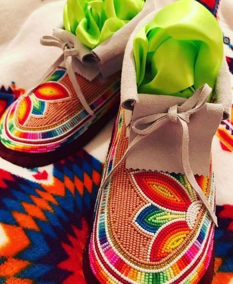 Beading Moccasins, Powwow Moccasin Pattern, Beaded Moccasins And Leggings, Beaded Moccasins Native American, Beaded Powwow Regalia, Beaded Moccasins Pattern, Ojibwe Moccasins, Native Moccasins, Beaded Leggings