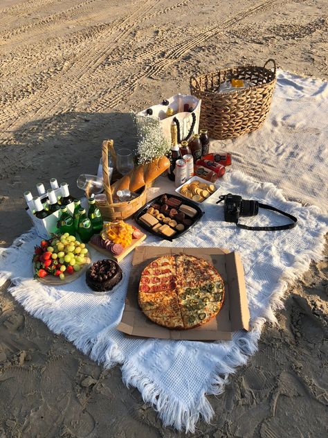 Winter Beach Picnic, Beach Bonfire Birthday, Beach Bonfire Aesthetic, Winter Beach Party, Beach Bonfire Ideas, Beach Bonfire Party, Beach Birthday Aesthetic, Beach Bonfire Parties, Beach Picnic Foods