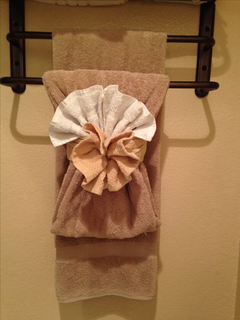 Towel folding How To Fold Decorative Bathroom Towels, Folding Bathroom Towels, Decorative Bathroom Towels, Bathroom Towels Display, Towel Folding Ideas, Towel Decoration, Fancy Towels, Fold Towels, Towel Folding