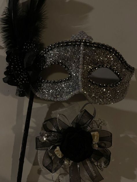 Masquerade Ball Masks Black, Maskarade Prom Outfit, Mask Prom Outfit, Masquerade Prom Theme Dress, Midnight Masquerade Prom Theme, Mascared Party Ideas, Mascared Party Aesthetic, Mascerade Quince Ideas, Masquerade Ball Theme Party