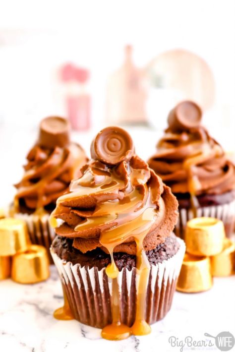 Chocolate Caramel Rolo Cupcakes - The perfect combination of chocolate and caramel come together with these homemade Chocolate Caramel Rolo Cupcakes! Homemade chocolate cupcakes are stuffed with a Rolo® chocolate and topped with fudgy chocolate frosting, drizzled caramel sauce and finished off with another Rolo® candy for the ultimate indulgent treat. Lemon Cake Bites, Rolo Cupcakes, Southern Praline Cake, Rolo Chocolate, Rolo Candy, Homemade Chocolate Cupcakes, Praline Cake, Homemade Chocolate Frosting, Chocolate Frosting Recipes