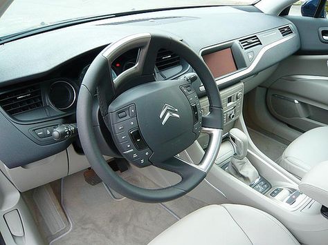 Cars Interior, Citroen Car, Flashy Cars, Citroen C5, Citroën C5, Peugeot 308, Car Interiors, Car Dashboard, Dashboard Design